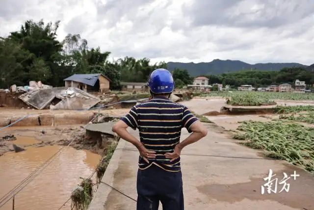“村子被水流阻断,成了‘孤岛’” “村子被水流阻断,成了‘孤岛’”