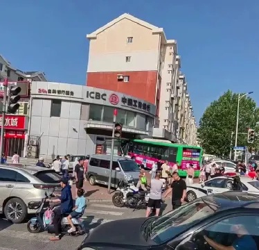 大连通报“公交车失控撞进银行”:49名乘客送医,一人重伤进ICU 大连通报“公交车失控撞进银行”:49名乘客送医,一人重伤进ICU