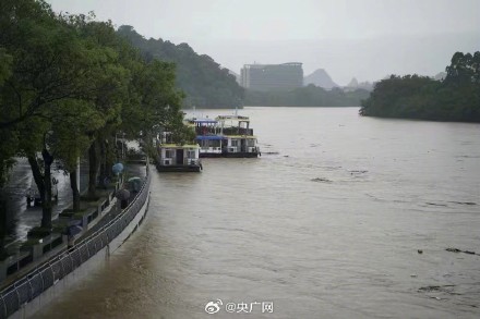 桂林漓江水位涨到已与桥面持平