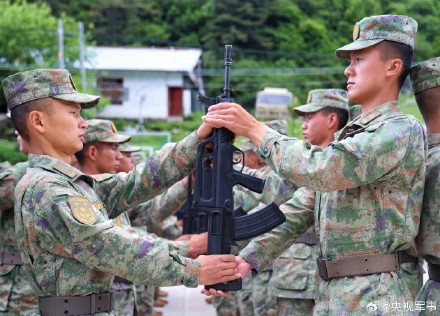 荣耀时刻！西藏新兵授枪仪式写满热血