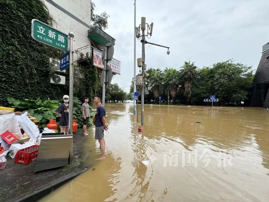 柳州今早出现82.52米洪水！河堤商户开始“搬家”，洪峰水位预计……