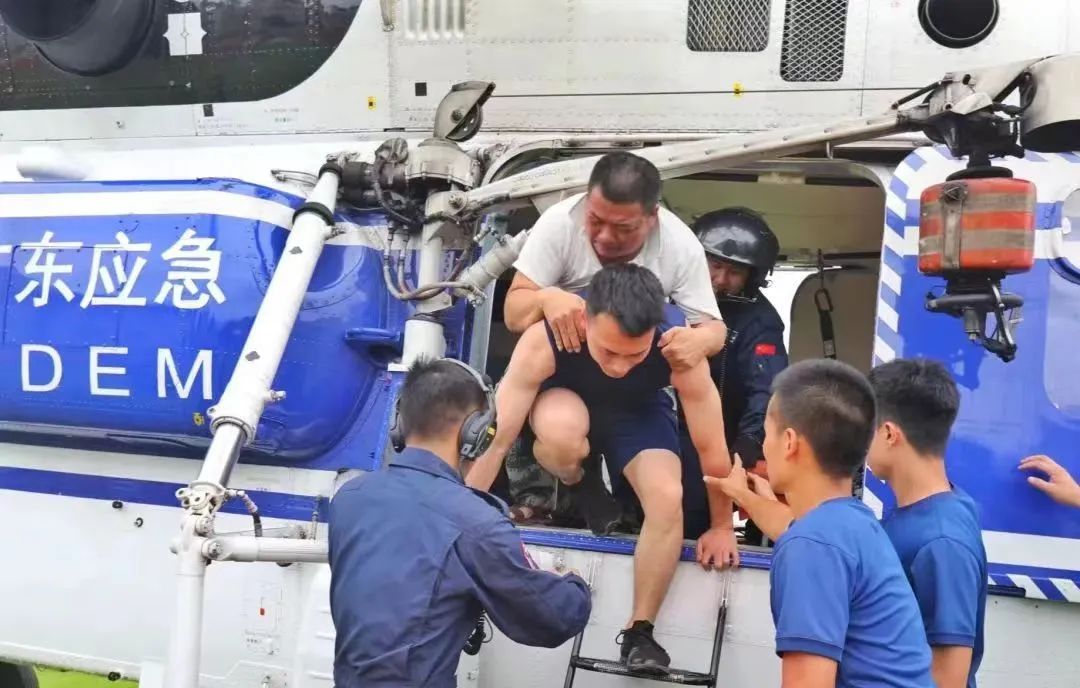 广东梅州洪水逐渐退去 仍有部分村庄被淹