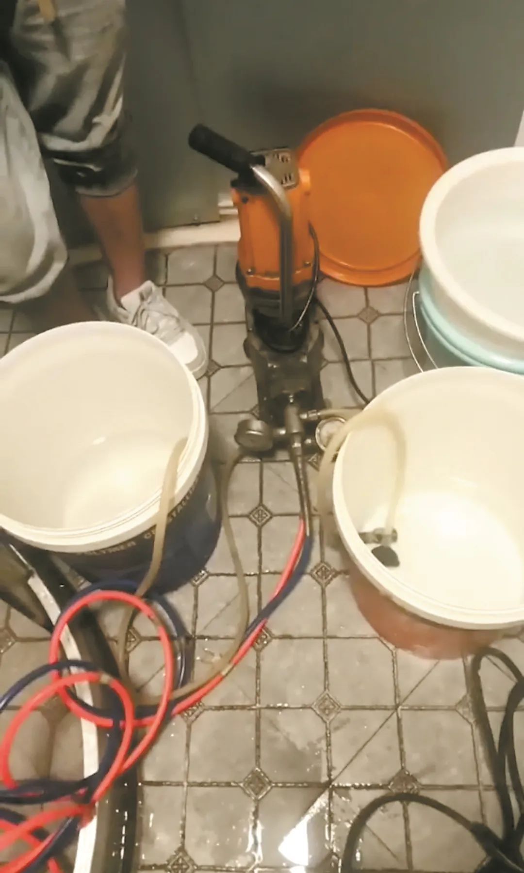 花3700元做防水补漏 地板注入46斤胶体漏水依旧