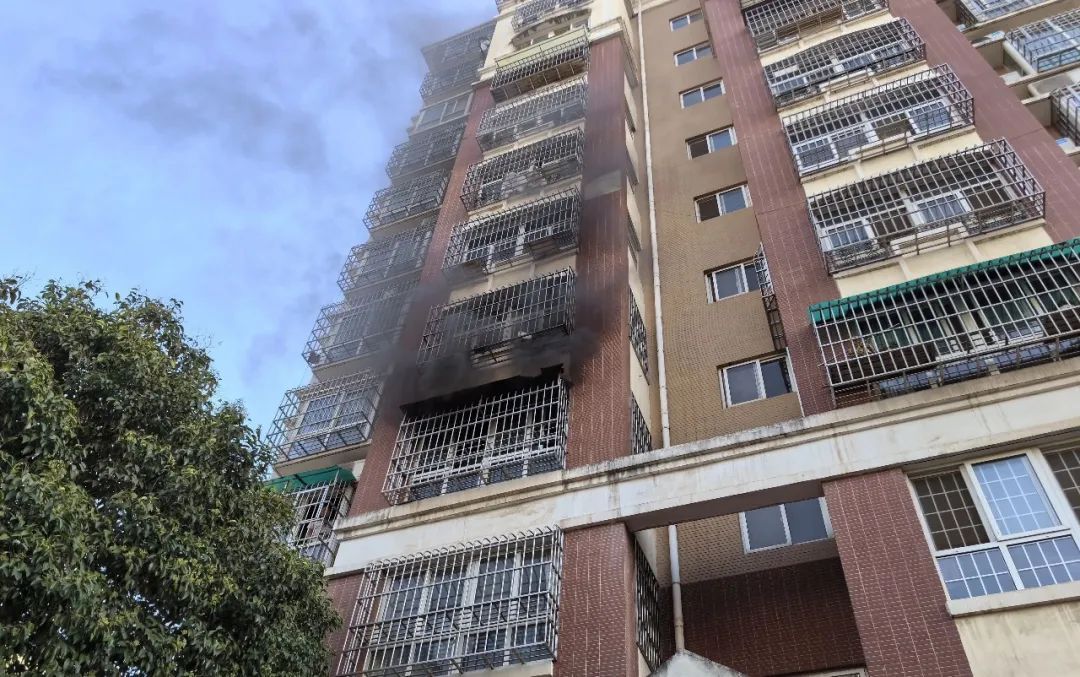 不听劝！一小区住宅发生火灾，4人被困！又是因为它→