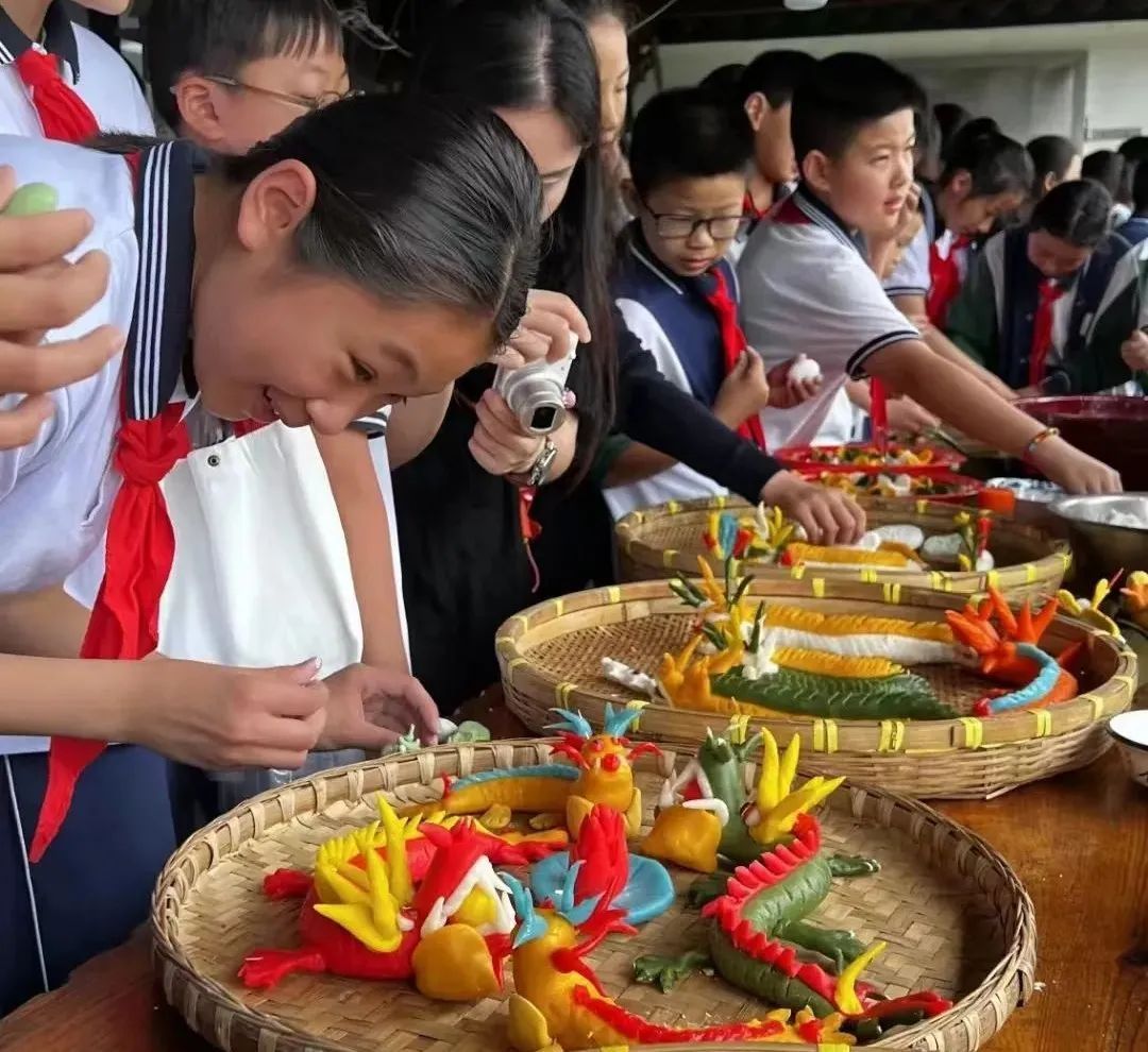 突然爆火!杭州失传50多年的名小吃,被99年的姑娘带火了... 突然爆火!杭州失传50多年的名小吃,被99年的姑娘带火了...