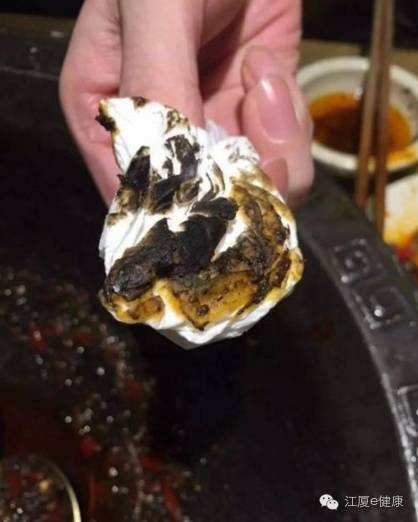 网红连锁火锅店吃完舌头发黑像中毒?品牌回应! 网红连锁火锅店吃完舌头发黑像中毒?品牌回应!