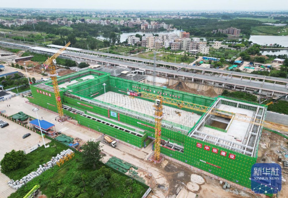 广湛铁路首座车站站房封顶