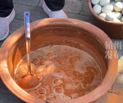 突然爆火!杭州失传50多年的名小吃,被99年的姑娘带火了... 突然爆火!杭州失传50多年的名小吃,被99年的姑娘带火了...