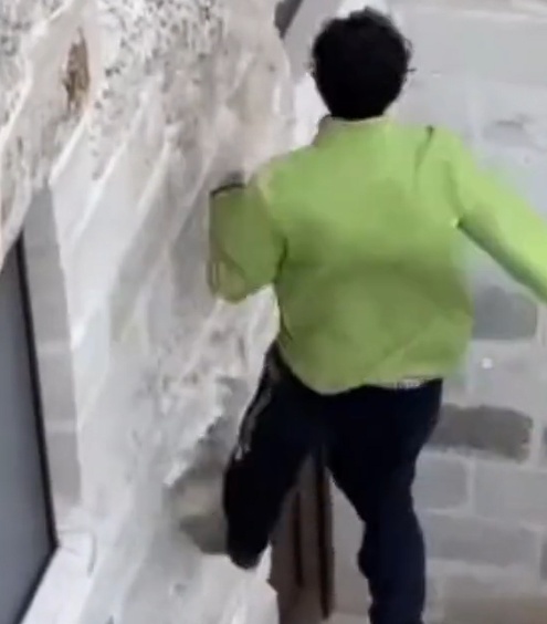 英国男子在意大利一处世界遗产上跑酷,把砖踩掉了 英国男子在意大利一处世界遗产上跑酷,把砖踩掉了