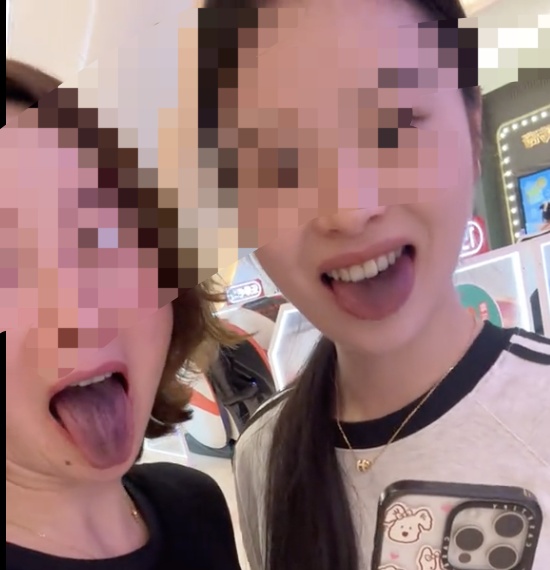 网红连锁火锅店吃完舌头发黑像中毒?品牌回应! 网红连锁火锅店吃完舌头发黑像中毒?品牌回应!