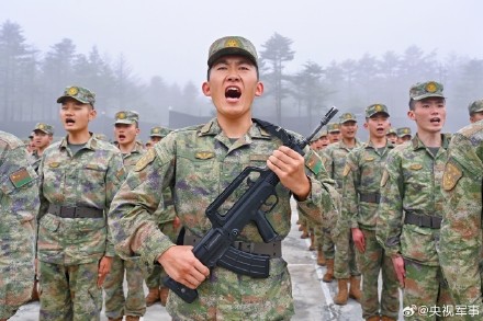 荣耀时刻！西藏新兵授枪仪式写满热血