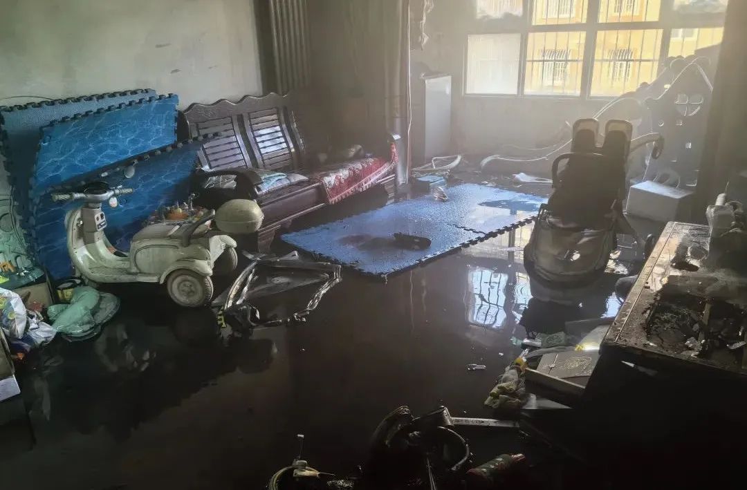 不听劝！一小区住宅发生火灾，4人被困！又是因为它→