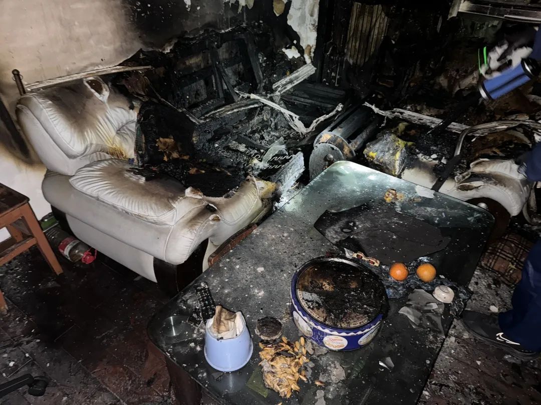 高层住宅凌晨起火,现场一片狼藉!原因疑似→ 高层住宅凌晨起火,现场一片狼藉!原因疑似→