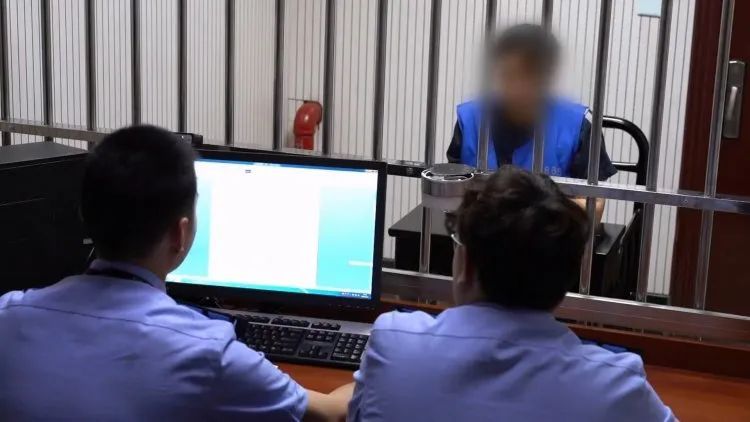 游戏主播与“女粉丝”网恋7年，转账近64万元没见过一面