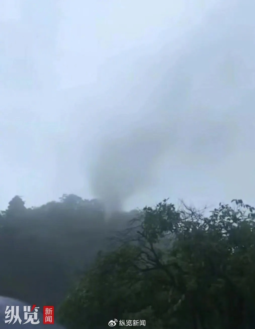 好险!桂林象鼻山遭到雷击?景区:属实! 好险!桂林象鼻山遭到雷击?景区:属实!