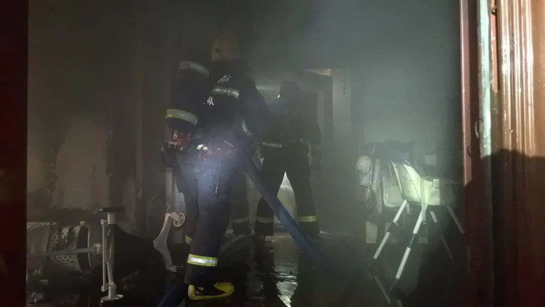 不听劝！一小区住宅发生火灾，4人被困！又是因为它→