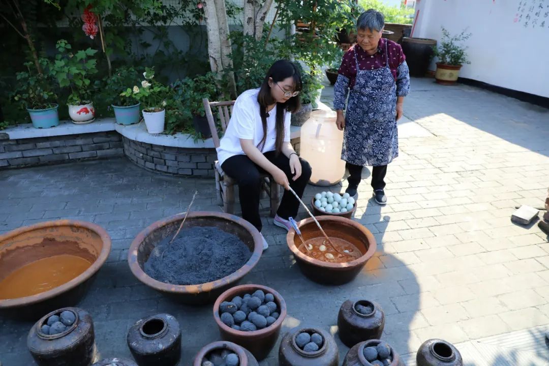 突然爆火!杭州失传50多年的名小吃,被99年的姑娘带火了... 突然爆火!杭州失传50多年的名小吃,被99年的姑娘带火了...