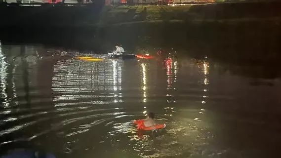 五分钟内，他两次入水救人！