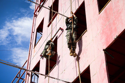 高燃！直击武警特战队员多课目训练现场