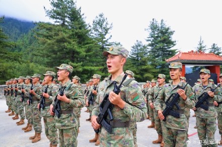 荣耀时刻！西藏新兵授枪仪式写满热血
