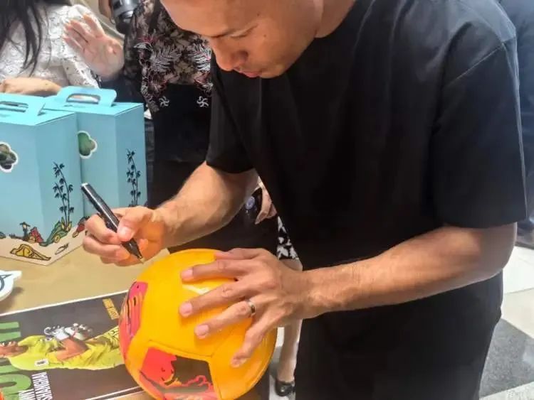 “我的祖上是中国人!”“国足球星”来上海了,他还推荐了这些好吃的→ “我的祖上是中国人!”“国足球星”来上海了,他还推荐了这些好吃的→