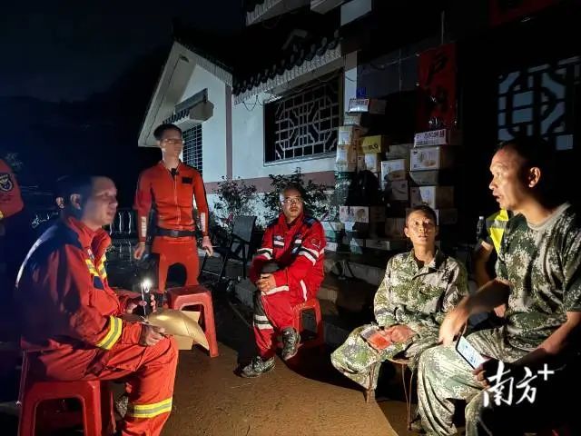 “村子被水流阻断,成了‘孤岛’” “村子被水流阻断,成了‘孤岛’”