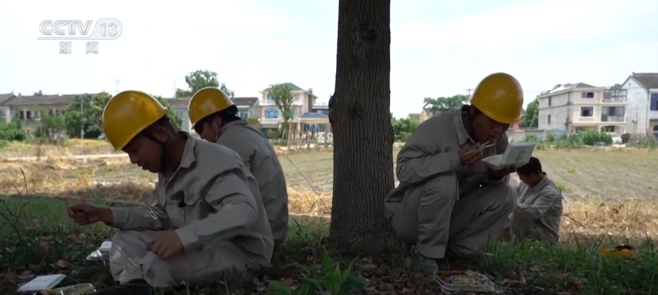高温下的坚守 | 电力工人用坚守与汗水保障百姓炎炎夏日享受清凉 高温下的坚守 | 电力工人用坚守与汗水保障百姓炎炎夏日享受清凉
