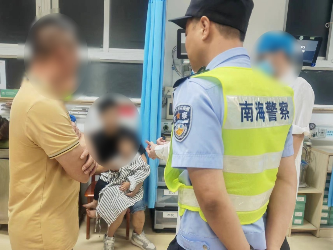 三岁孩童玩剪刀不慎剪断手指！危急时刻……