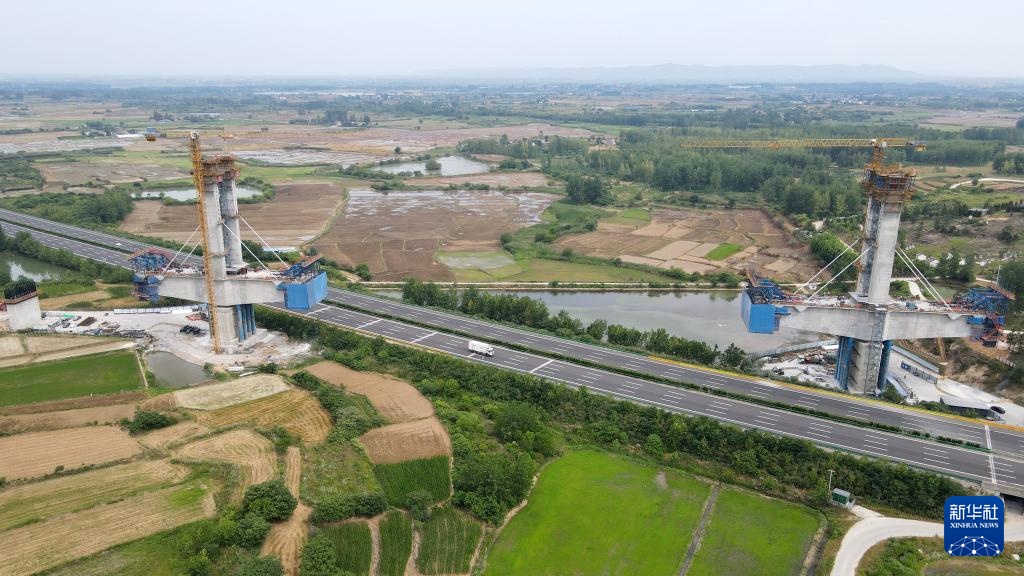 新建沪宁合高铁跨沪陕高速特大桥主桥塔柱封顶