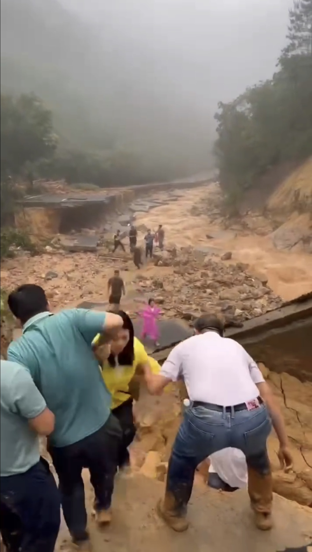 直击梅州水灾：深圳救援力量挺进“孤岛”