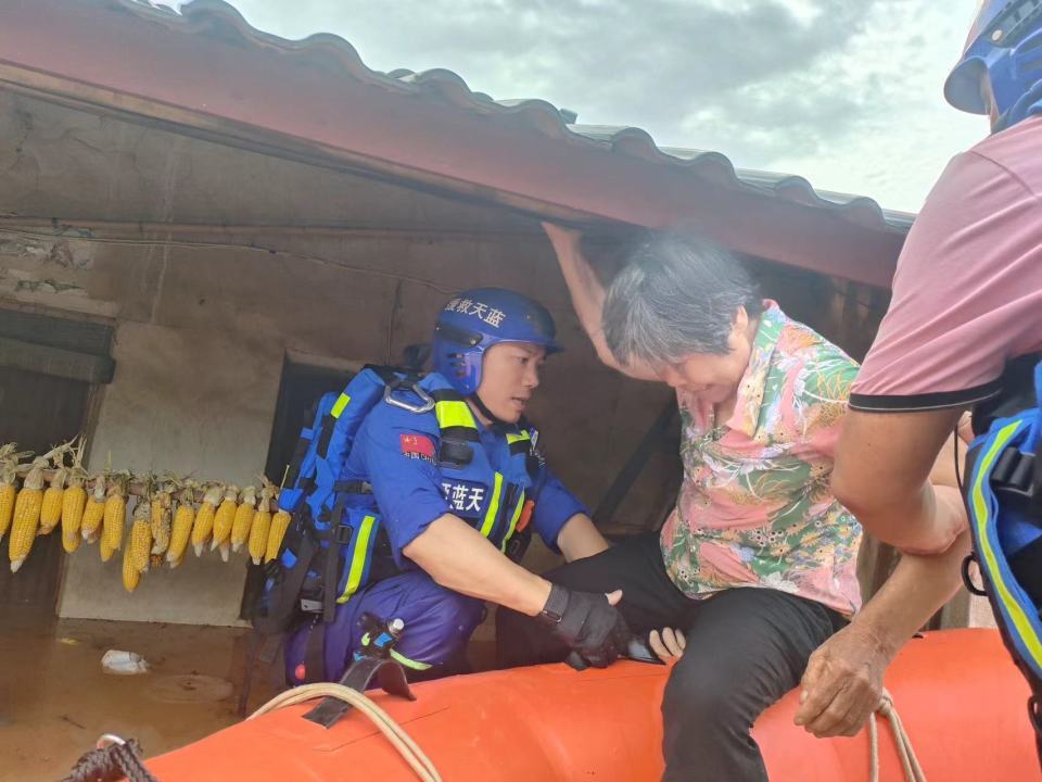 多股救援力量驰援暴雨后的梅州,广东省蓝天救援队:参与搜寻转移受灾群众 多股救援力量驰援暴雨后的梅州,广东省蓝天救援队:参与搜寻转移受灾群众