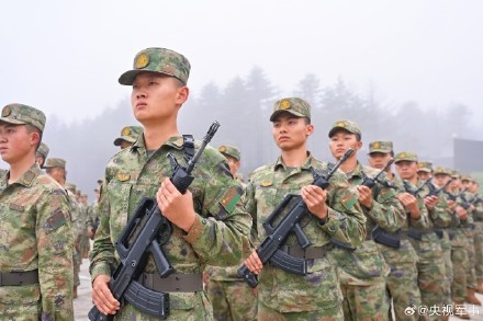 荣耀时刻！西藏新兵授枪仪式写满热血