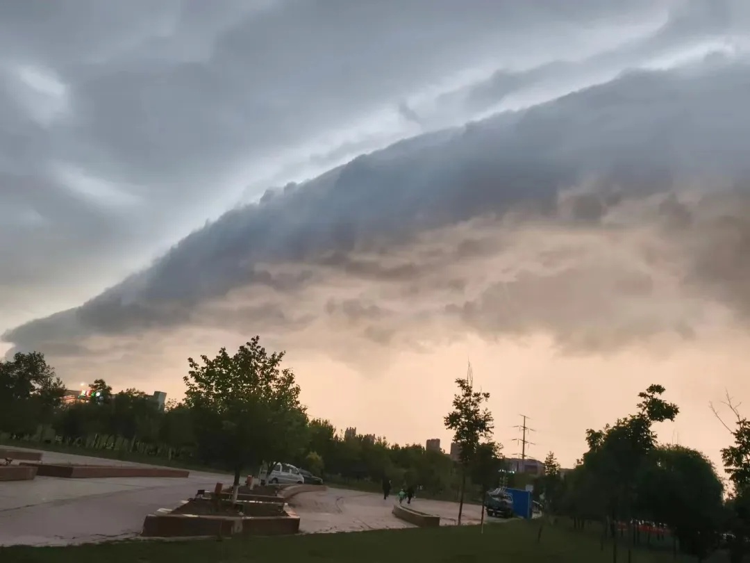 雷暴前兆！大庆惊现“滚轴云”奇景