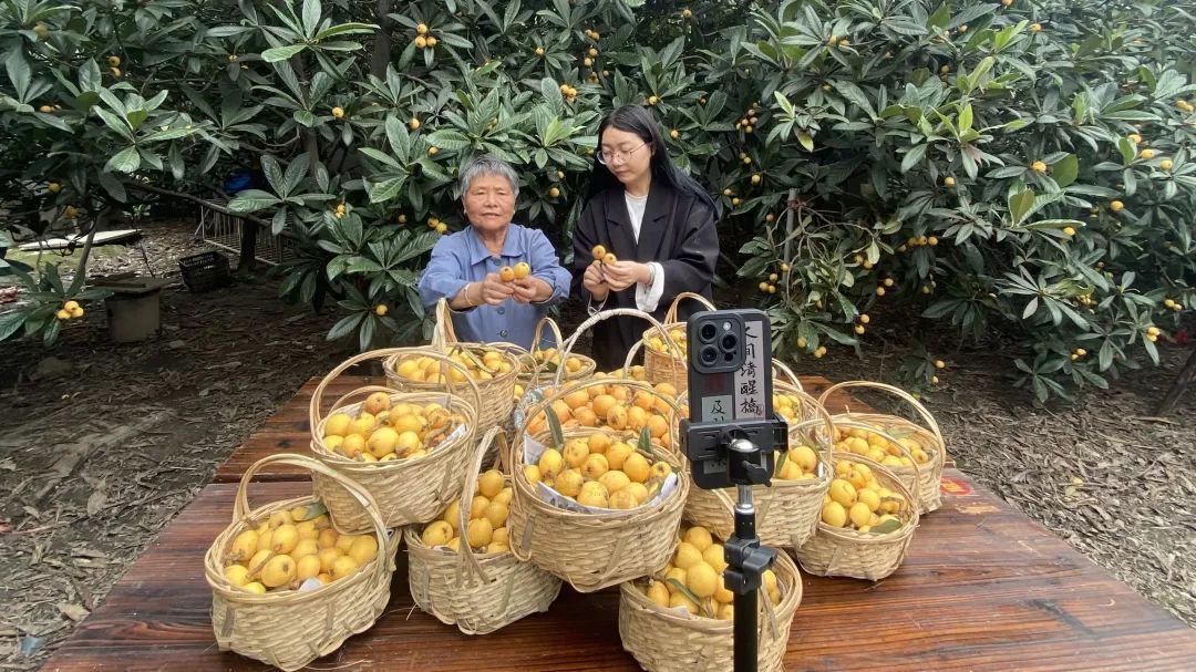 突然爆火!杭州失传50多年的名小吃,被99年的姑娘带火了... 突然爆火!杭州失传50多年的名小吃,被99年的姑娘带火了...