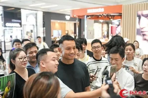 “我的祖上是中国人!”“国足球星”来上海了,他还推荐了这些好吃的→ “我的祖上是中国人!”“国足球星”来上海了,他还推荐了这些好吃的→