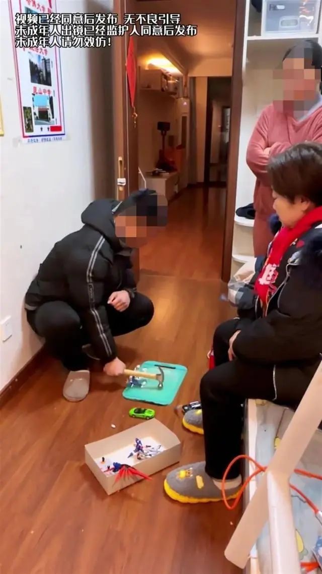 她被封禁!“霸凌式教育”为何引众怒? 她被封禁!“霸凌式教育”为何引众怒?