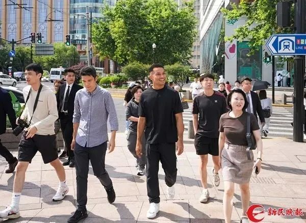 “我的祖上是中国人!”“国足球星”来上海了,他还推荐了这些好吃的→ “我的祖上是中国人!”“国足球星”来上海了,他还推荐了这些好吃的→