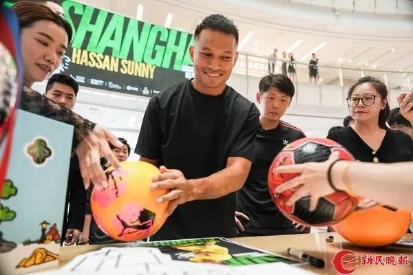 “我的祖上是中国人!”“国足球星”来上海了,他还推荐了这些好吃的→ “我的祖上是中国人!”“国足球星”来上海了,他还推荐了这些好吃的→