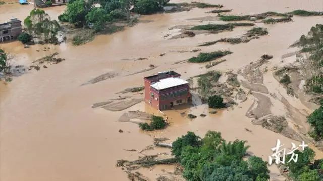“村子被水流阻断,成了‘孤岛’” “村子被水流阻断,成了‘孤岛’”