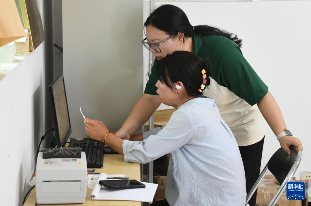 红杏丰收劳作忙