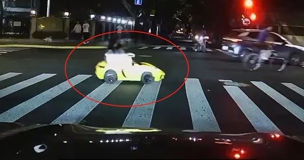 上海市中心惊险一幕!玩具电动车横穿马路,上面坐着一家三口?! 上海市中心惊险一幕!玩具电动车横穿马路,上面坐着一家三口?!