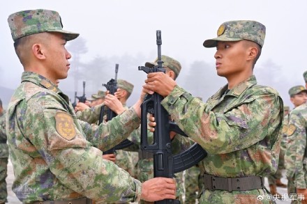 荣耀时刻！西藏新兵授枪仪式写满热血