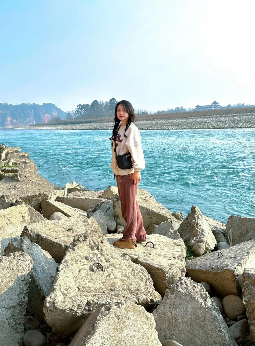 重庆“00后”公交女司机走红,这样回应网友困惑→ 重庆“00后”公交女司机走红,这样回应网友困惑→