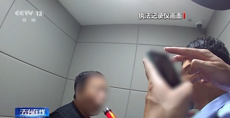 乘客“耍酒疯” 殴打出租车司机?警方:抓! 乘客“耍酒疯” 殴打出租车司机?警方:抓!