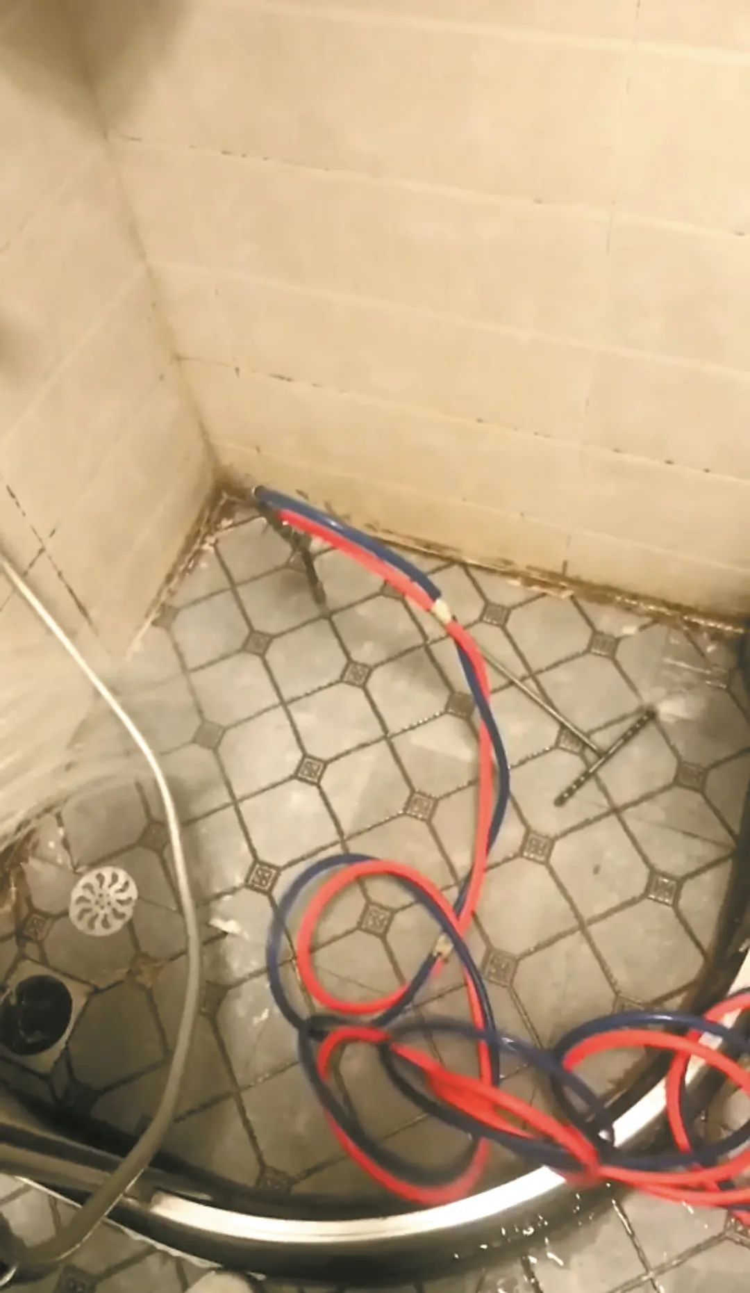 花3700元做防水补漏 地板注入46斤胶体漏水依旧