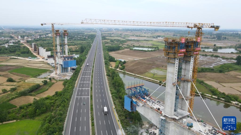 新建沪宁合高铁跨沪陕高速特大桥主桥塔柱封顶