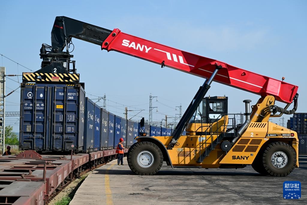 内蒙古兰炭专列铁海联运首发 内蒙古兰炭专列铁海联运首发