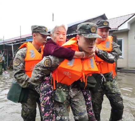 福建南平暴雨，武警官兵紧急驰援