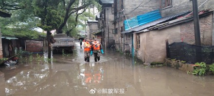 福建南平暴雨，武警官兵紧急驰援