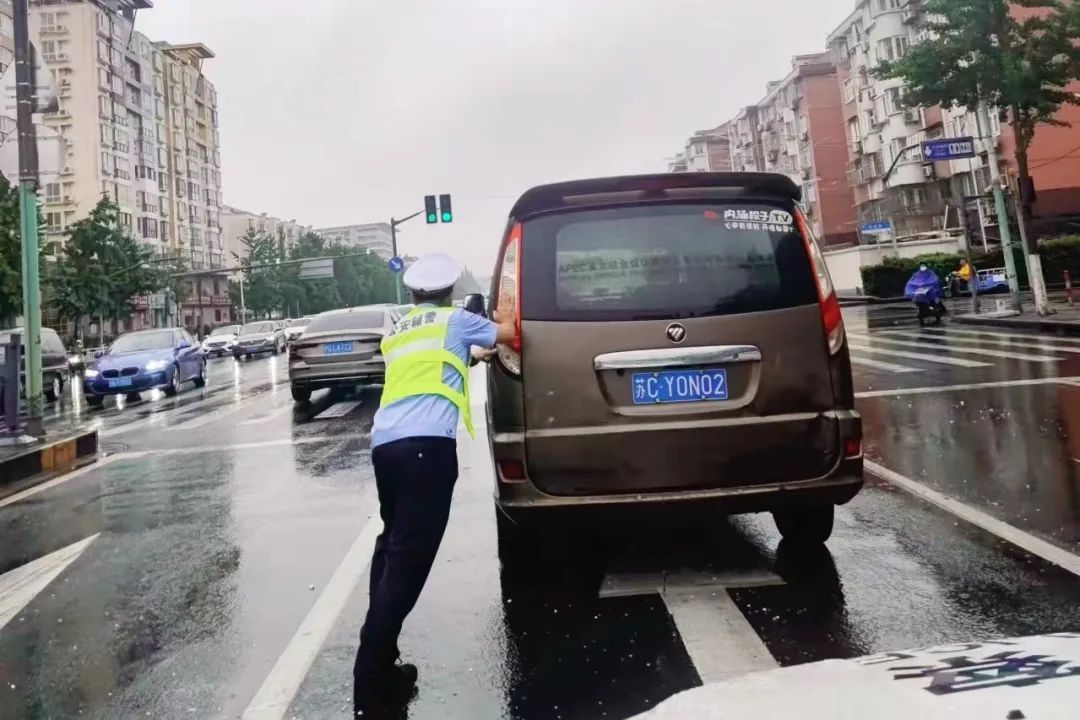 上海5万余警力迎战“暴力梅” 动态监控661个积水点 上海5万余警力迎战“暴力梅” 动态监控661个积水点